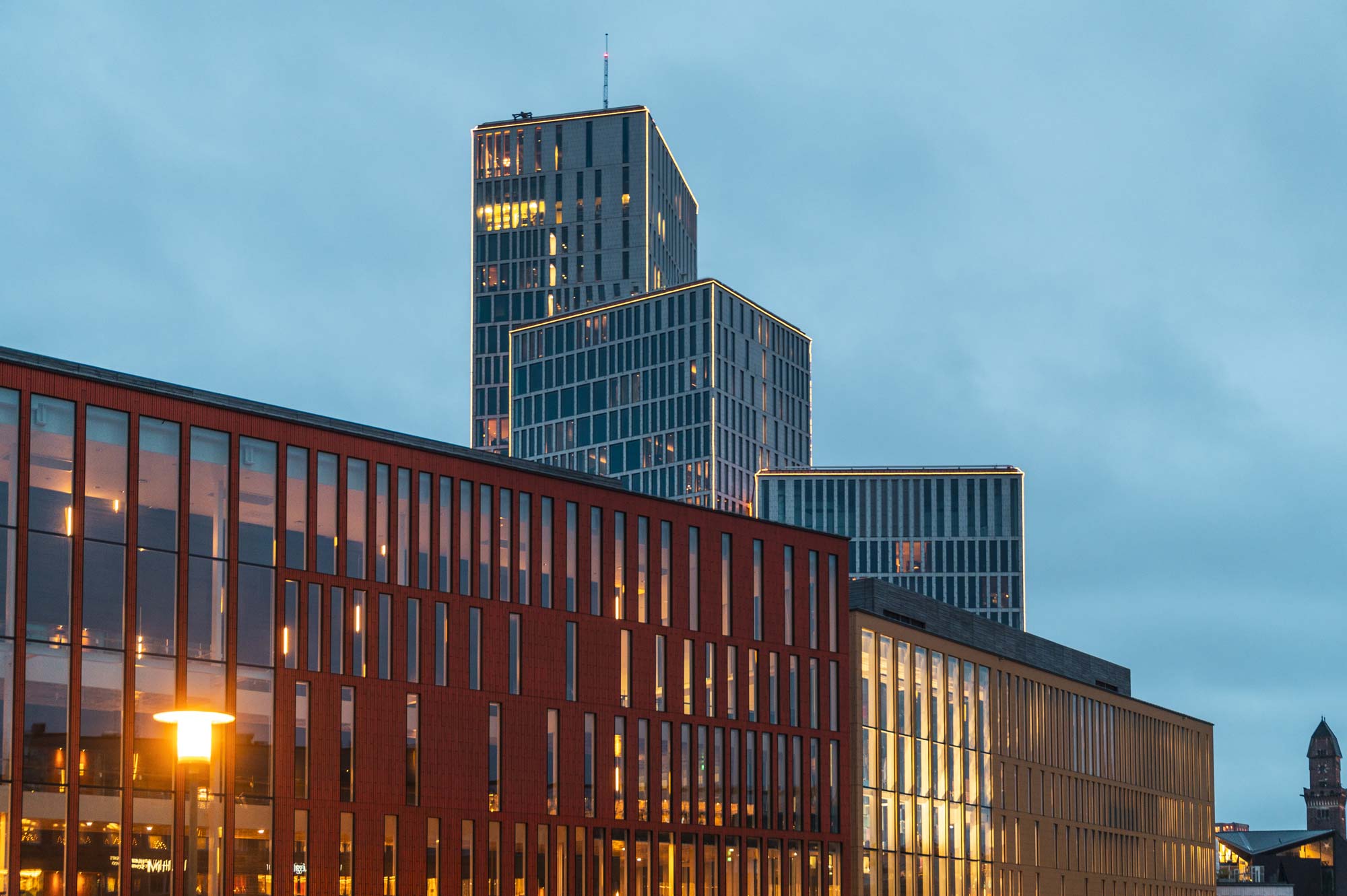 Moderna byggnader i en stad